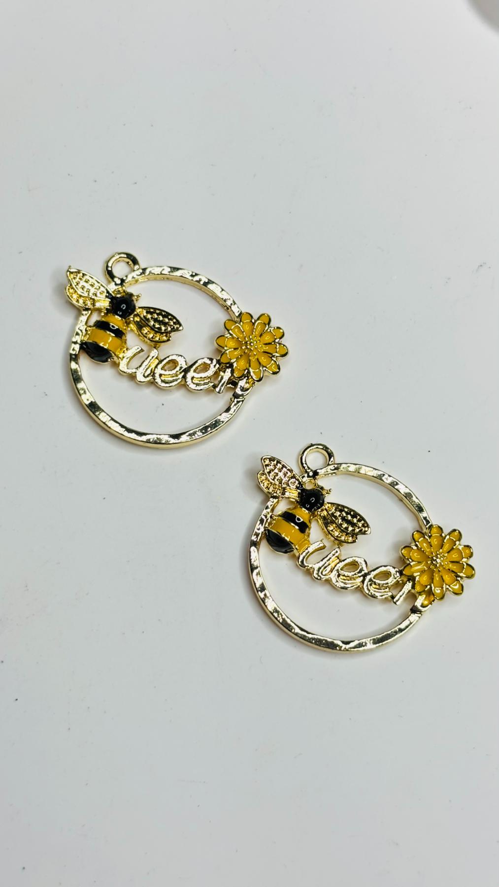 Queen Bee Gold Charm – Yellow Daisy Floral Pendant for DIY Jewelry & Crafts (1 PC)