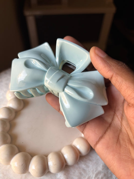 Pince à cheveux avec grand nœud bleu uni