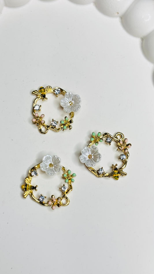 Kawaii Floral Bee Wreath Charm – Crystal Flower Gold DIY Jewelry Pendant (1 PC)