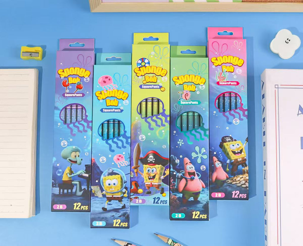 Five boxes of SpongeBob-themed 2B pencils arranged on a blue background, with partial notebooks and a pencil visible at the edges. Chinese product details text appears along the bottom.