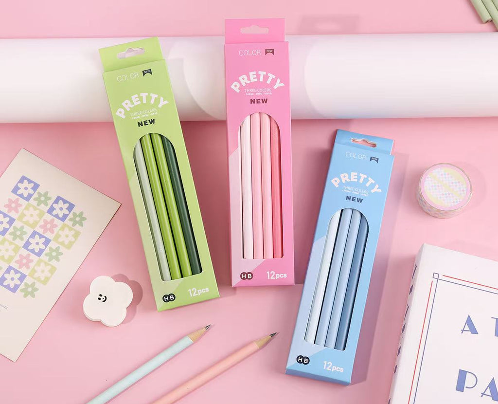 Three boxes of PRETTY NEW 12mm lead pencils in green, pink, and blue, displayed on a pink background with stationery props and Chinese product specifications text at the bottom.