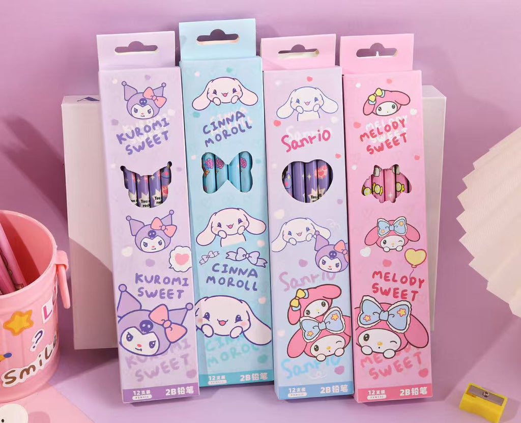 Four pastel-colored My Melody, Cinnamoroll, Kuromi, and Sanrio Melody 2B pencil boxes lined up on a pink surface, with Chinese product specifications printed below.