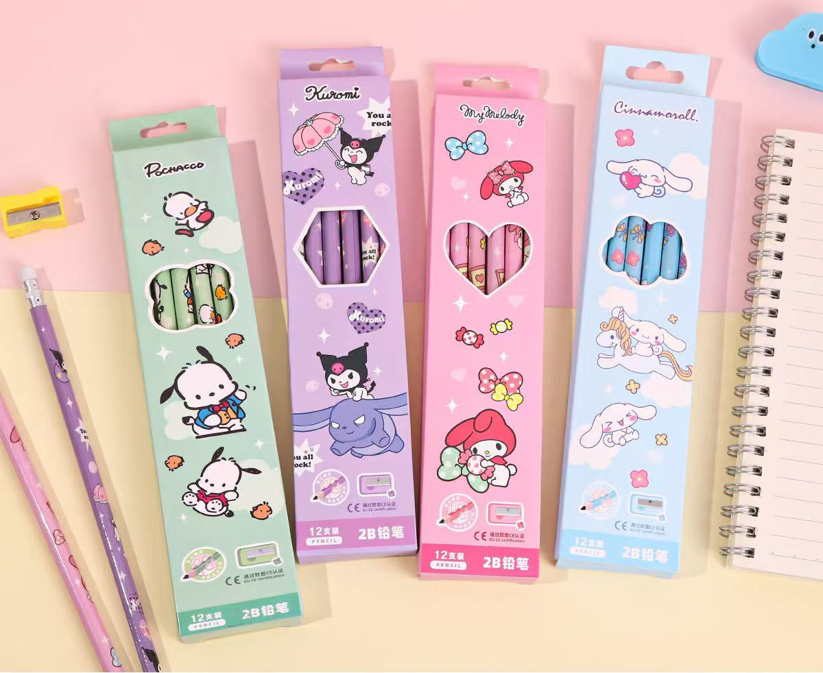 Four pastel-colored pencil boxes with cartoon characters, shown alongside two decorated pencils and a spiral notebook on a pink and beige surface. Chinese product specifications are printed at the bottom.